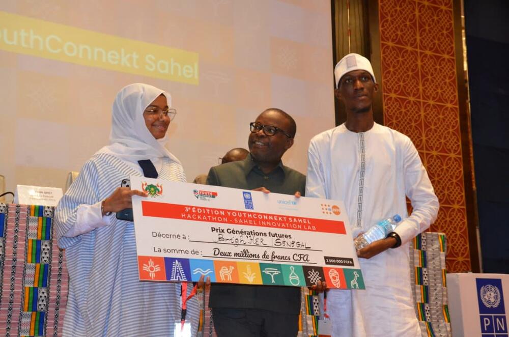 Le Représentant de l'UNFPA remettant le prix génération futures à la lauréate
