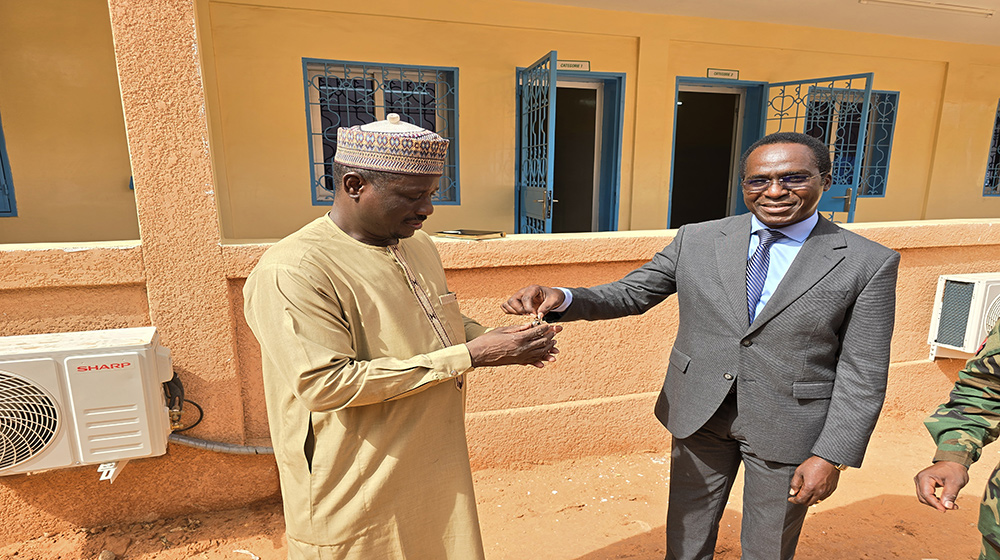 Le Représentant de l'UNFPA remettant les clefs à M. Nassirou Ousmane du Ministère en charge de la Santé