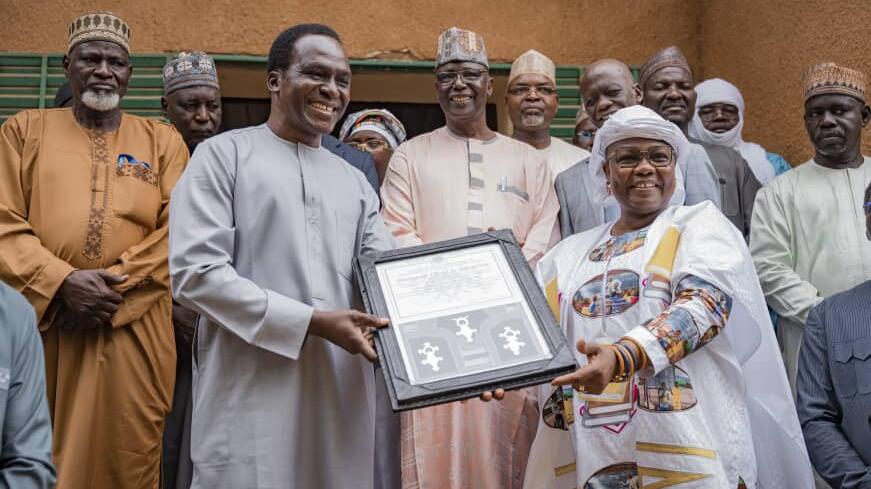 La Ministre en charge de l'Education remettant au Représentant Résident de l'UNFPA au Niger le témoignage de satisfaction