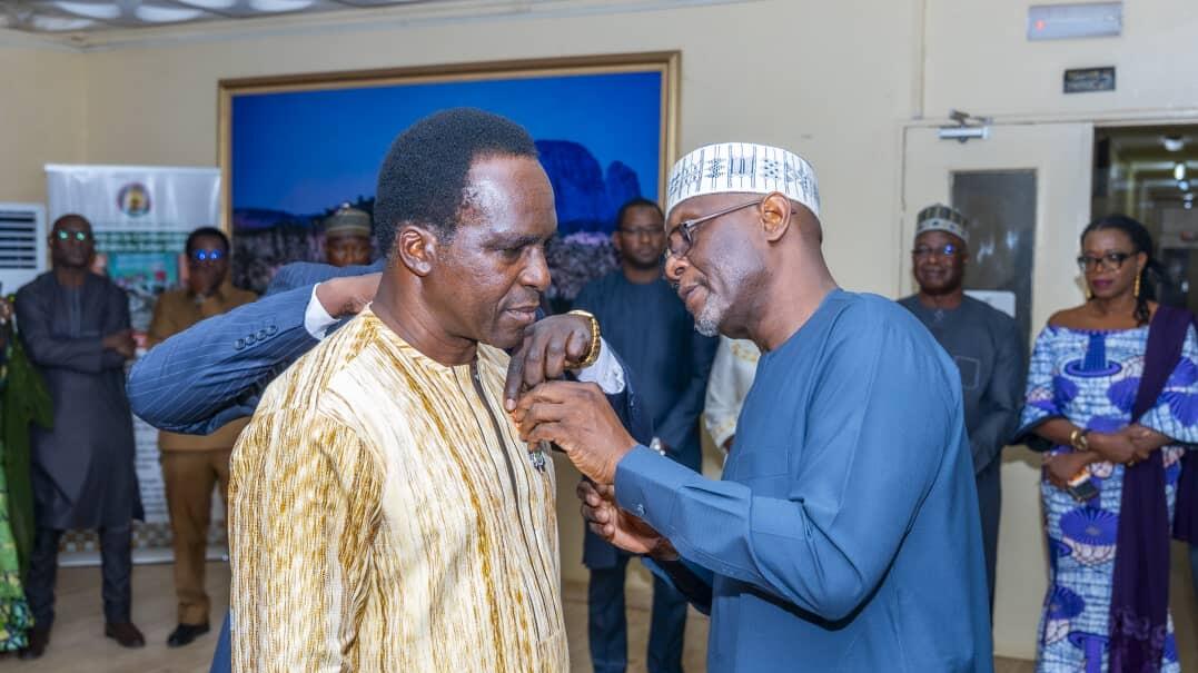 Le Ministre des Affaires Etrangères, de la Coopération et des Nigériens à l'Extérieur décore le Représentant du UNFPA au Niger M. Saidou Kaboré