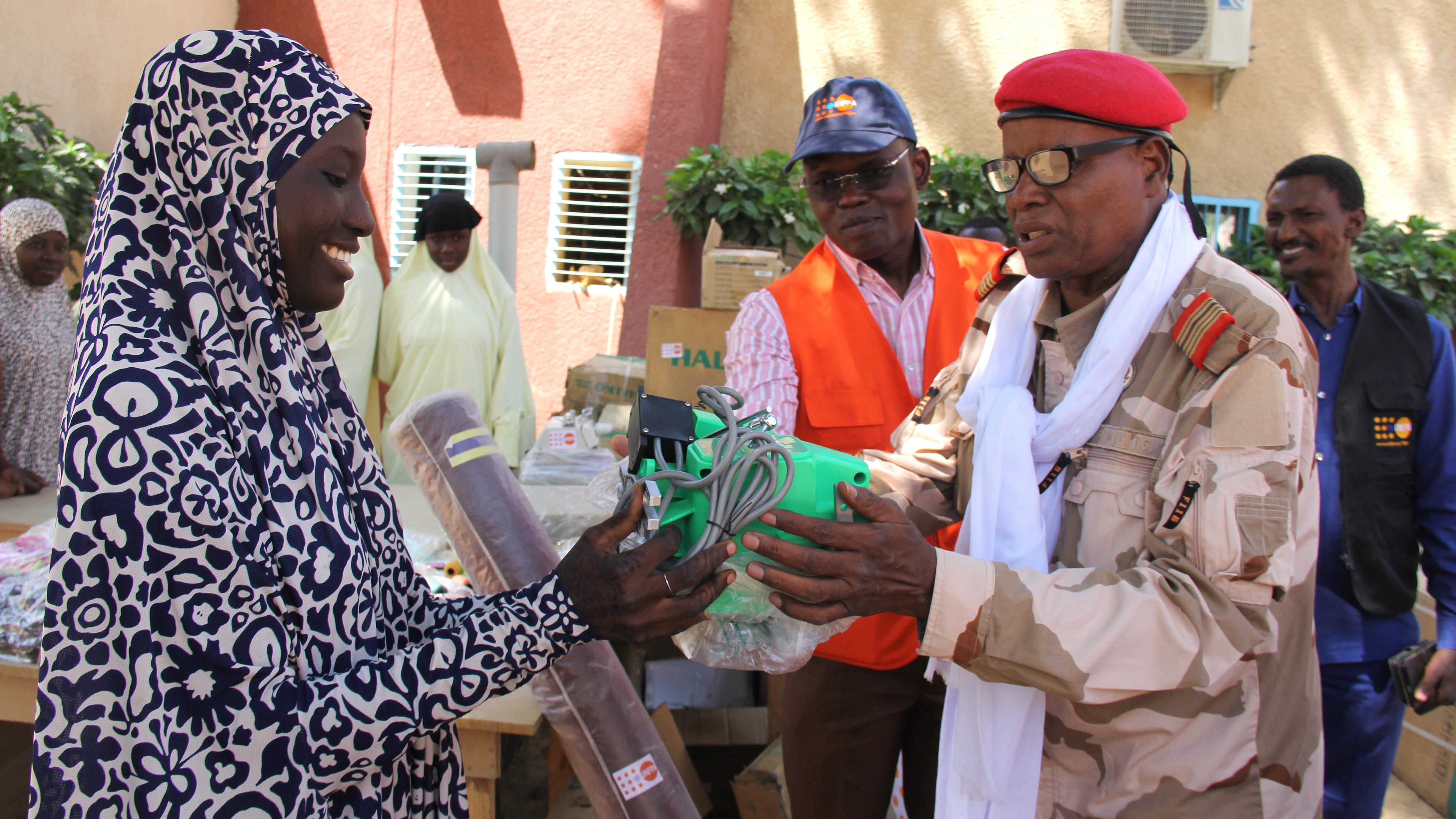 Photo remise des machines aux filles