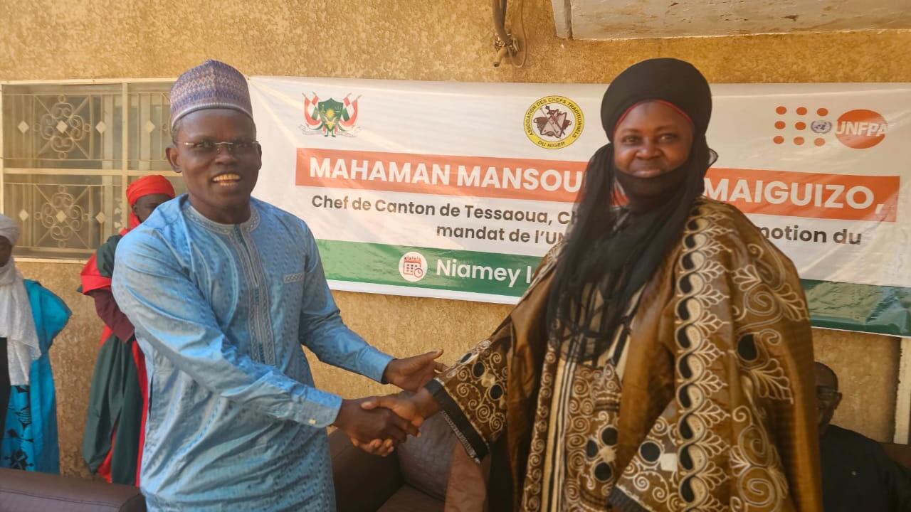 Le Représentant Adjoint de l'UNFPA saluant le chef de canton de Tessaoua
