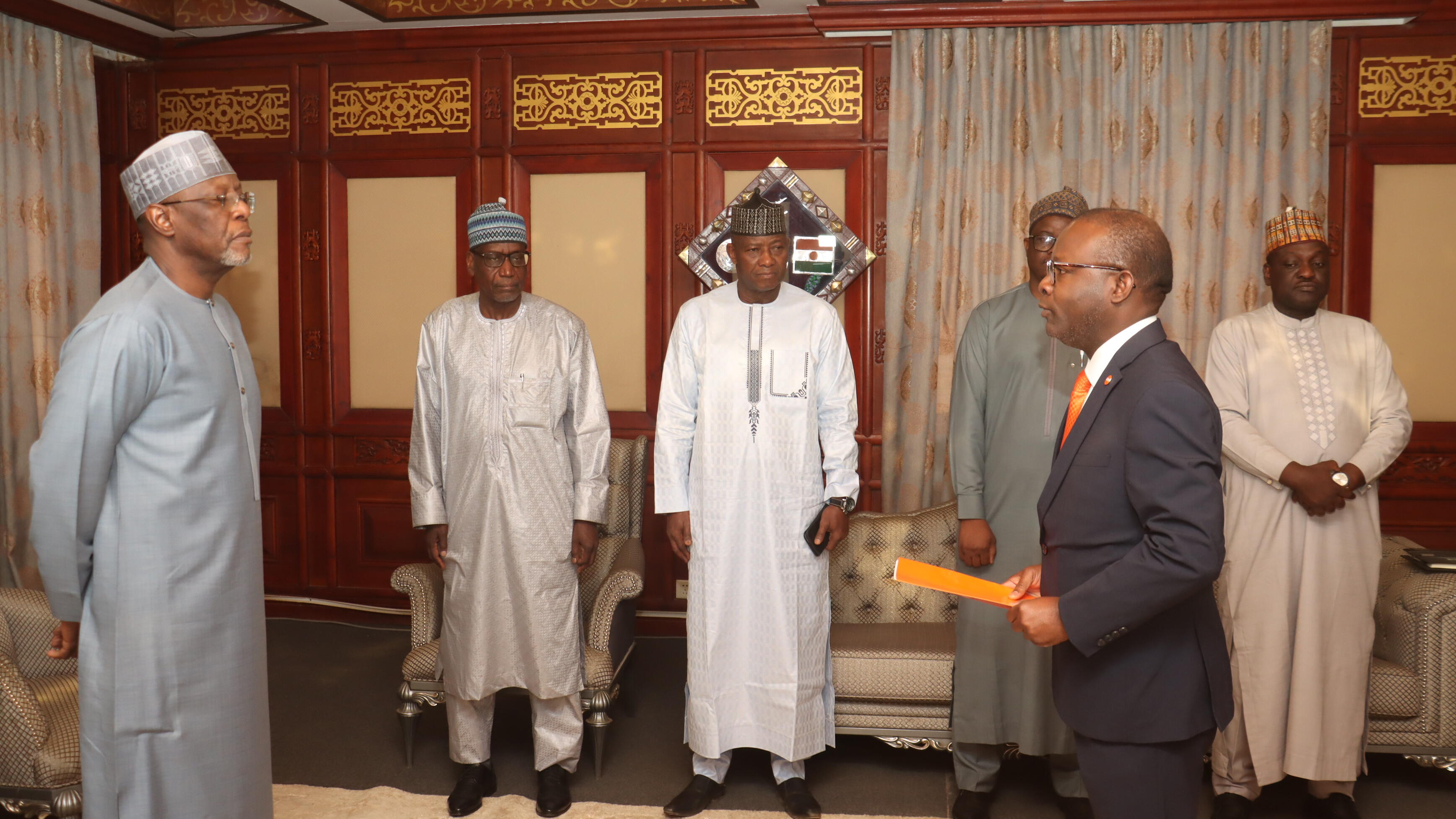 M. Saturnin Epié remettant au Ministre 