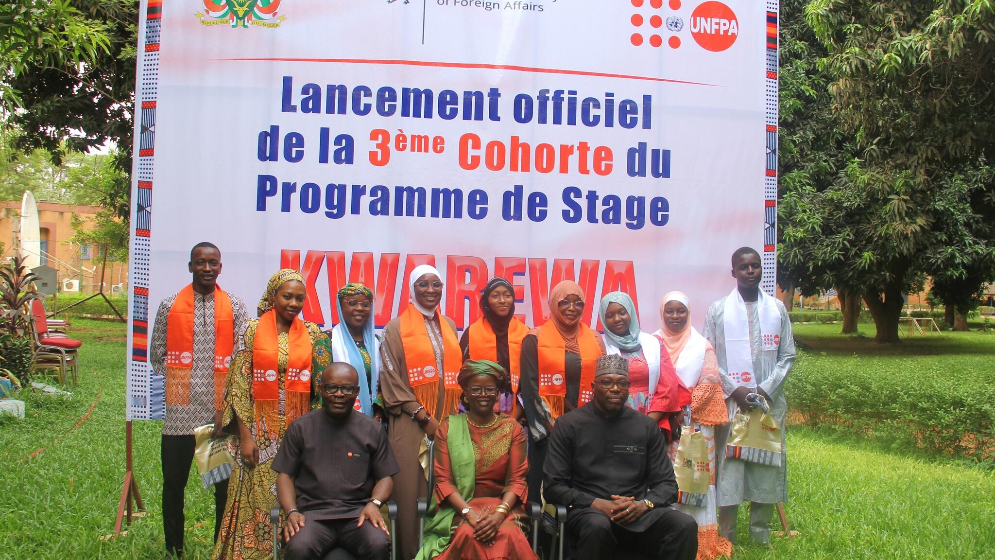 Les stagiaires de la troisième cohorte Kwarewa avec les officiels 