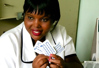 « Je pensais que la planification familiale était pour les personnes mariées et non pour les filles », a déclaré Blessings Sonkhanani, une infirmière au Malawi, en 2015. Elle a été formée pour fournir des informations et des soins en matière de santé sexuelle et reproductive aux jeunes. « Maintenant, je sais que toute personne en âge de procréer peut avoir accès à la planification familiale », at-elle dit. © UNFPA/Meaghan Charkowick