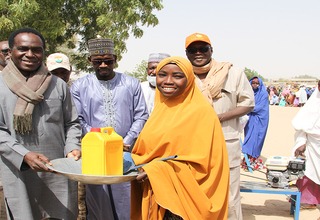 Le Représentant de l'UNFPA au Niger remettant un kit à une bénéficiaire en présence du Préfet du Département de Tessaoua