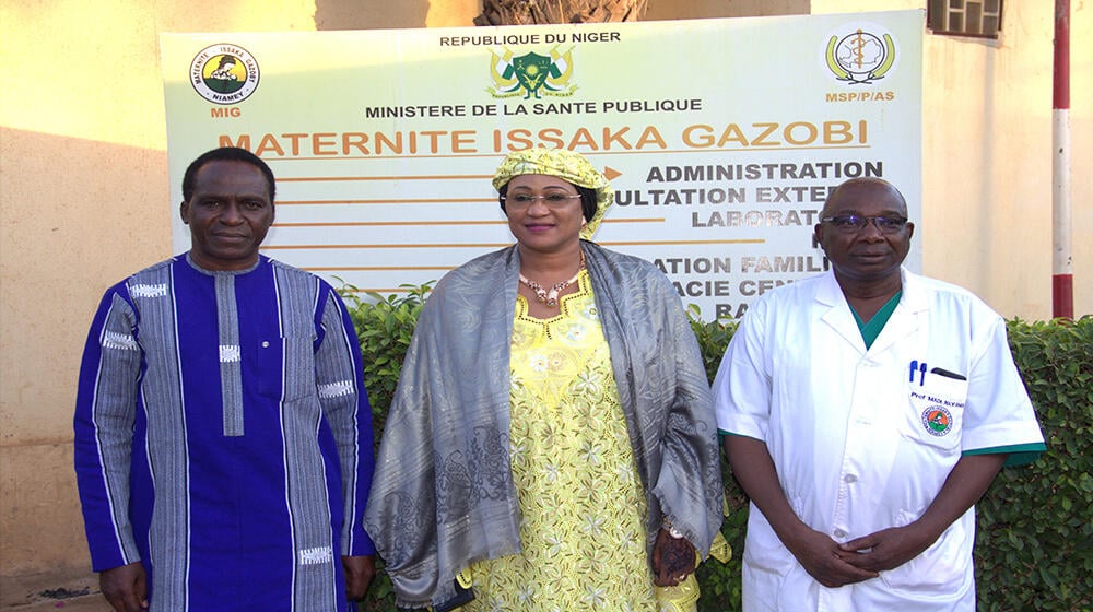 De gauche à droite: le Représentant de UNFPA au Niger, la Présidente du FSSP et le Directeur Général de la maternité Issaka Gazobi 