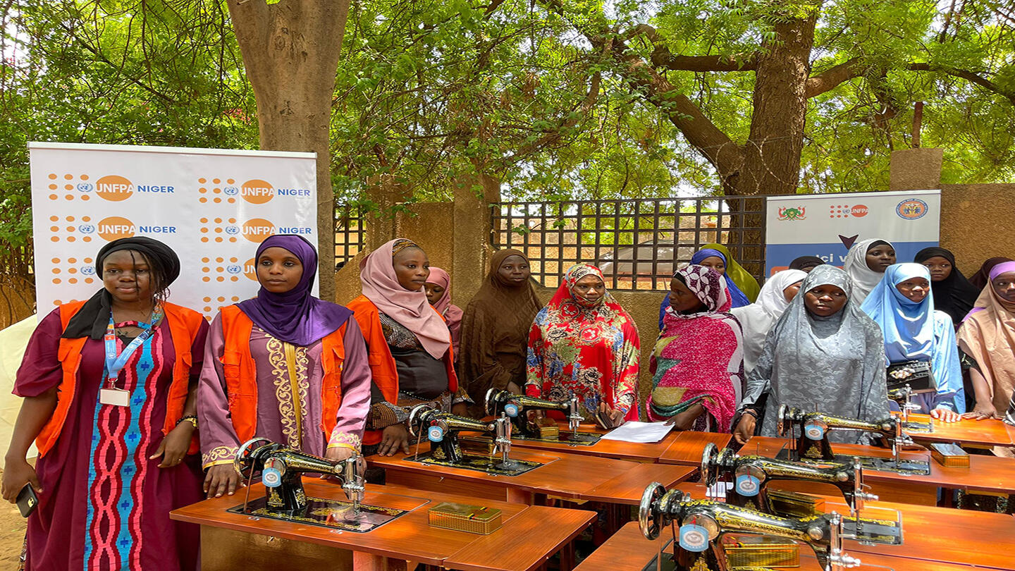 Photo remise des machines aux filles