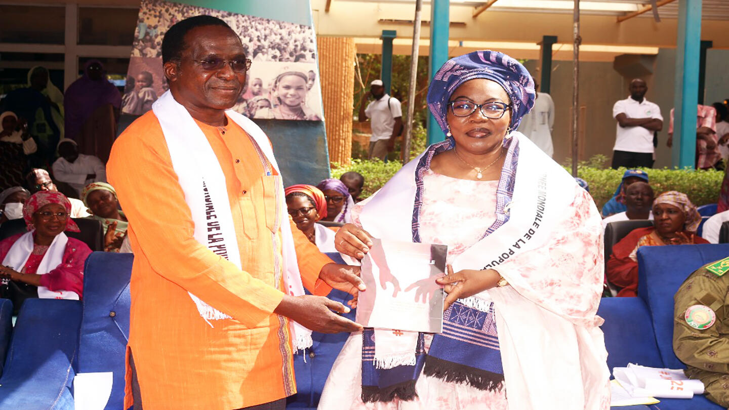 Le Représentant Résident de l'UNFPA au Niger remettant à la Ministre de la Population, de l'Action Sociale et de la Solidarité Nationale le rapport sur l'état de la Population mondiale 2025   