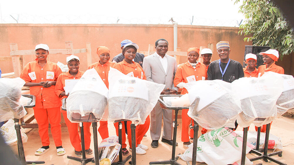 Remise de kits par UNFPA au Niger aux adolescentes en fin de formation dans un centre de formation à Zinder