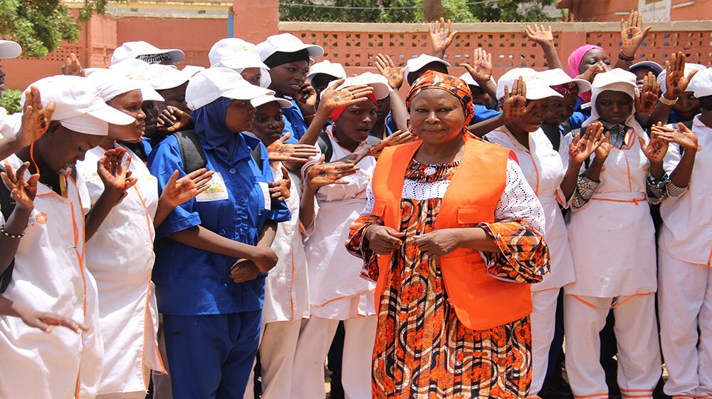 Les apprenantes du centre de formation de l'ONG  GRYK avec la sage-femme conseillère régionale de l'UNFPA antenne de Zinder 