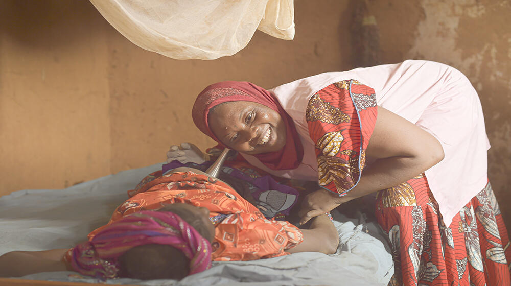 la sage-femme consulte une femme enceinte au cours d'une clinique mobile