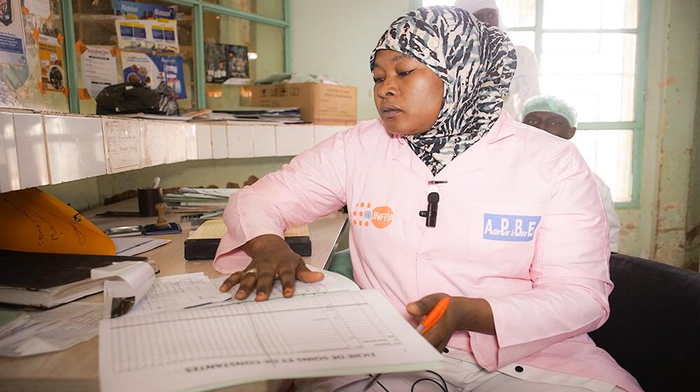 La sage-femme Hadiza Ousseini dans son bureau 