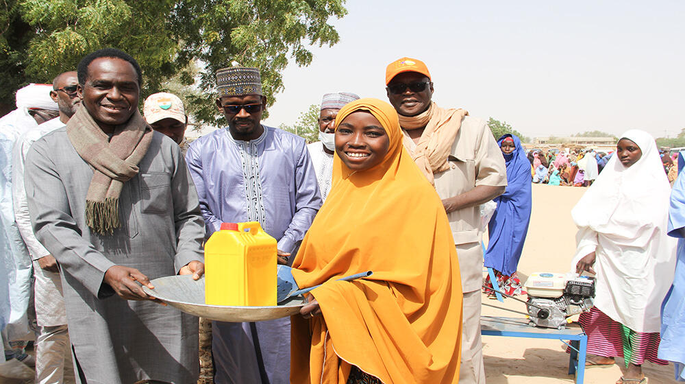 Le Représentant de l'UNFPA au Niger remettant un kit à une bénéficiaire en présence du Préfet du Département de Tessaoua